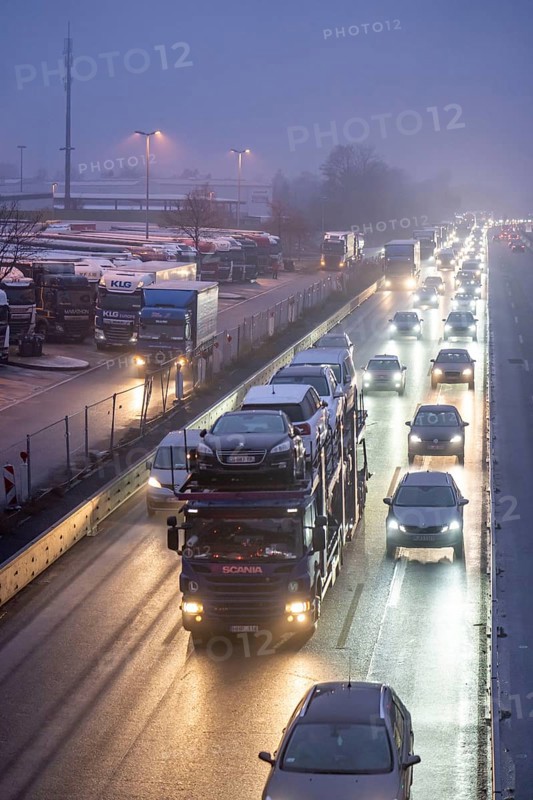 Heavy traffic on the A2 at the Bottrop-Süd service area, overcrowded lorry parking in the evening, Bottrop, North Rhine-Westphalia, Germany, Europe