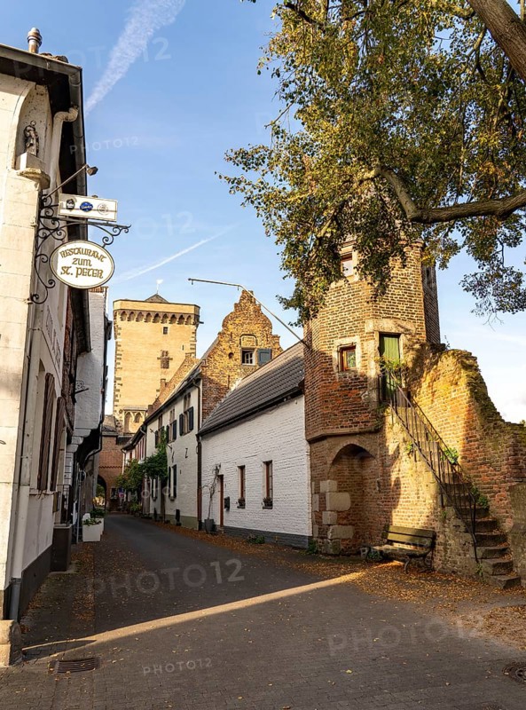 The town of Zons on the left bank of the Lower Rhine, former fortified zone, belongs to Dormagen, town wall, building on the Rheinstraße, with customs tower, North Rhine-Westphalia, Germany, Europe