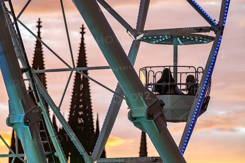 Happy Colonia funfair, Corona-compliant funfair at the Deutzer Werft, on the Rhine, Cologne Cathedral, Abendrot, Ferris wheel, a temporary amusement park of the Cologne Showmen's Association, under Corona conditions, with entrance fee and admission only with the 3-G conditions, distances, one-way street, Cologne, North Rhine-Westphalia, Germany, Europe