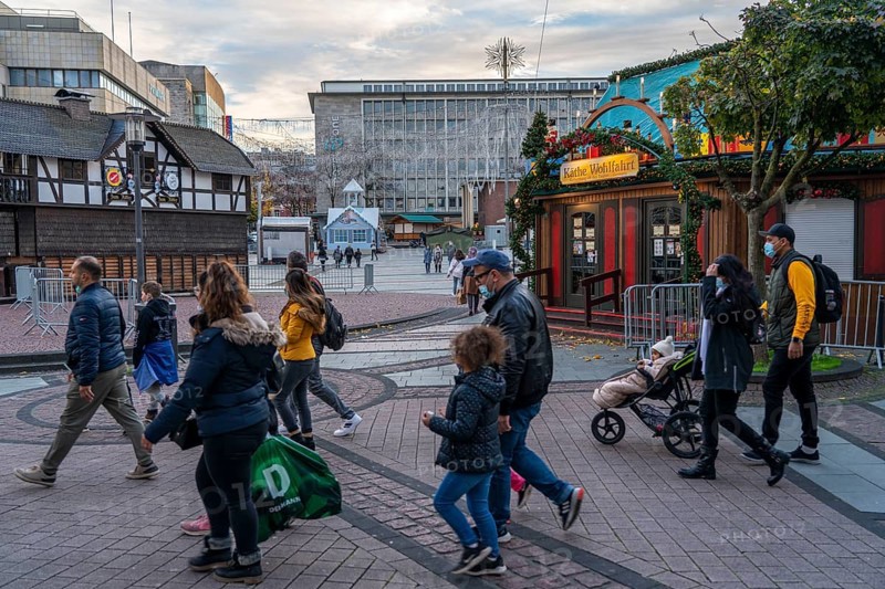 The Christmas market in Essen, Kennedyplatz, partly already set up, then stopped and temporarily cancelled during the lockdown in November 2020, Essen, North Rhine-Westphalia, Germany, Europe