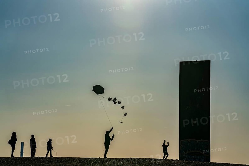 People flying a kite, sculpture by Richard Serra, Bramme for the Ruhr area on the Schurenbach spoil tip, Essen, Germany, Europe