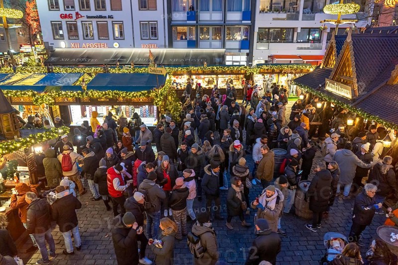 Christmas market on the Heumarkt in the old town of Cologne, Cologne Cathedral, Sunday shopping in Cologne city centre, 1st Advent weekend, North Rhine-Westphalia, Germany, Europe