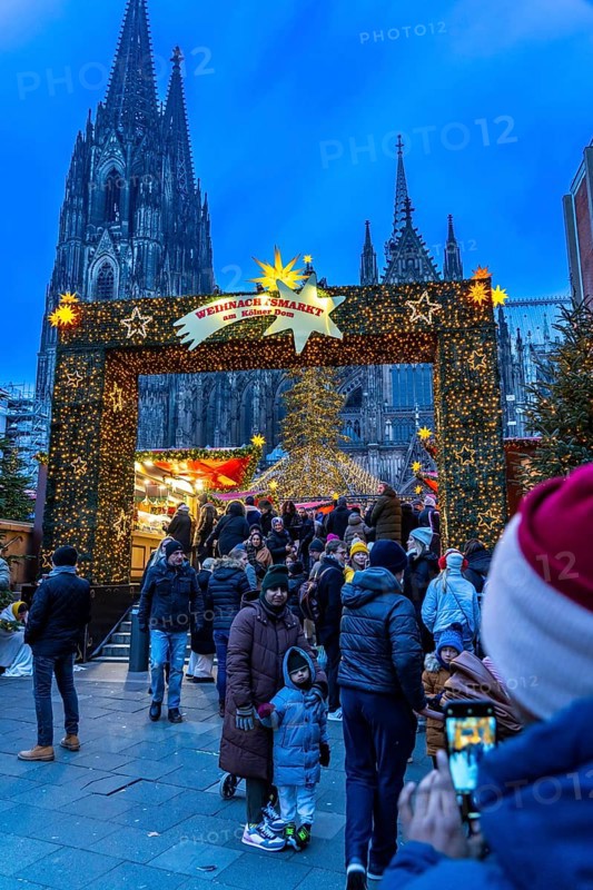 Christmas market at Roncalli Platz am Dom, in the city centre of Cologne, Sunday shopping in Cologne city centre, 1st Advent weekend, North Rhine-Westphalia, Germany, Europe