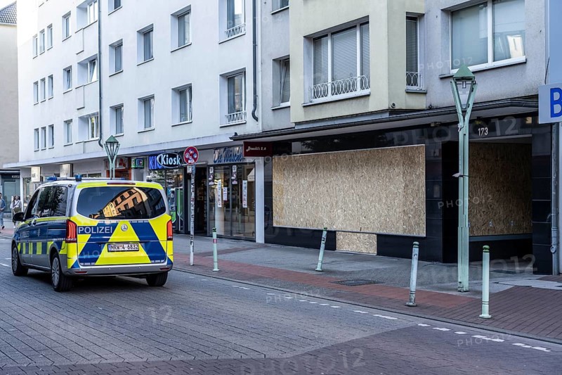 Before the demonstrations against the AFD party conference in Essen's Grugahalle, shops on Rüttenscheider Straße boarded up their shop windows for fear of riots, North Rhine-Westphalia, Germany, Europe