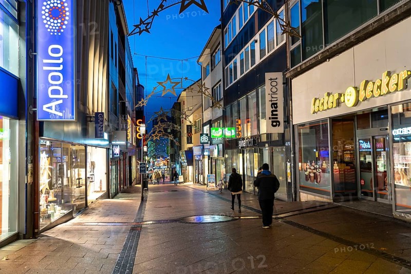 Christmas lockdown in the Corona crisis, empty shopping street, closed shops, hardly any passers-by, Limbecker Straße, Essen, North Rhine-Westphalia, Germany, Europe