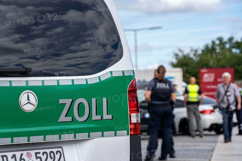 State-wide checks on motorway traffic in North Rhine-Westphalia, by police and customs, in particular the safety of motorhomes, caravans and bicycle racks was checked and the overloading of vehicles was checked, motorway rest area Hösel near Ratingen, A3, North Rhine-Westphalia, Germany, Europe