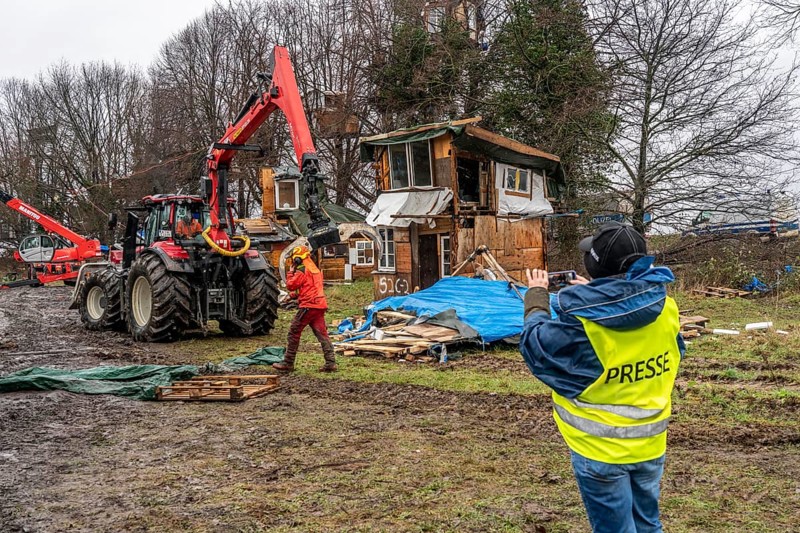 2nd day of the clearing of the hamlet of Lützerath, by the police, of tree houses and huts, journalists at work, at the opencast lignite mine Garzweiler 2, Erkelenz, North Rhine-Westphalia, Germany, Europe