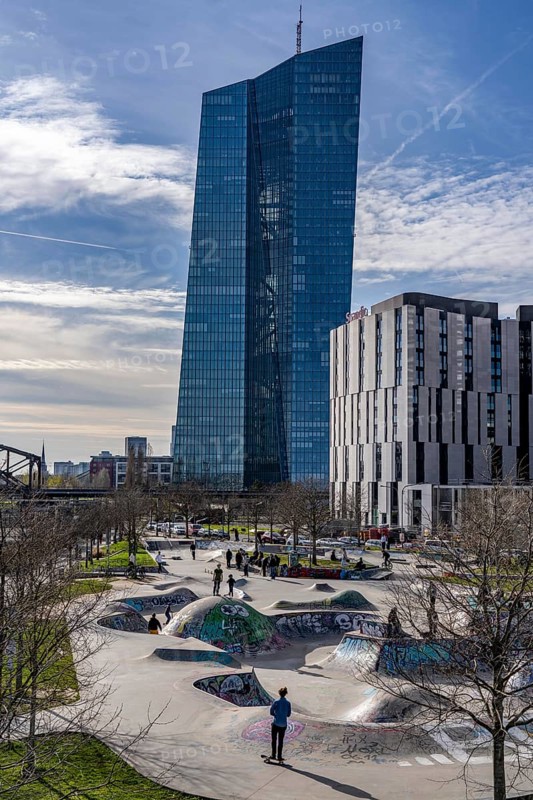 Building of the European Central Bank, ECB, Skaterpark am Ostenhafen, am Main in Frankfurt, Hesse, Germany, Europe