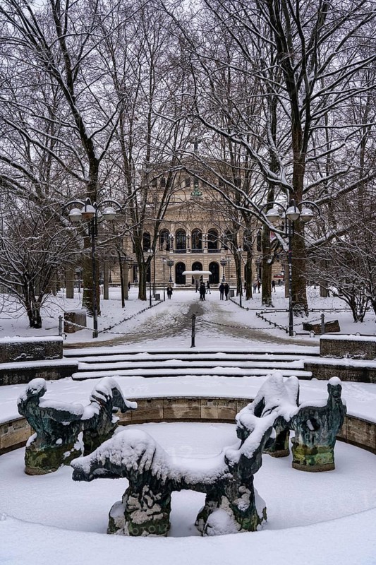 Winter in the city, Alte Oper, Opera House, Lucas Fountain, Bergmann Park, Marshall Fountain, Frankfurt am Main, Hesse, Germany, Europe