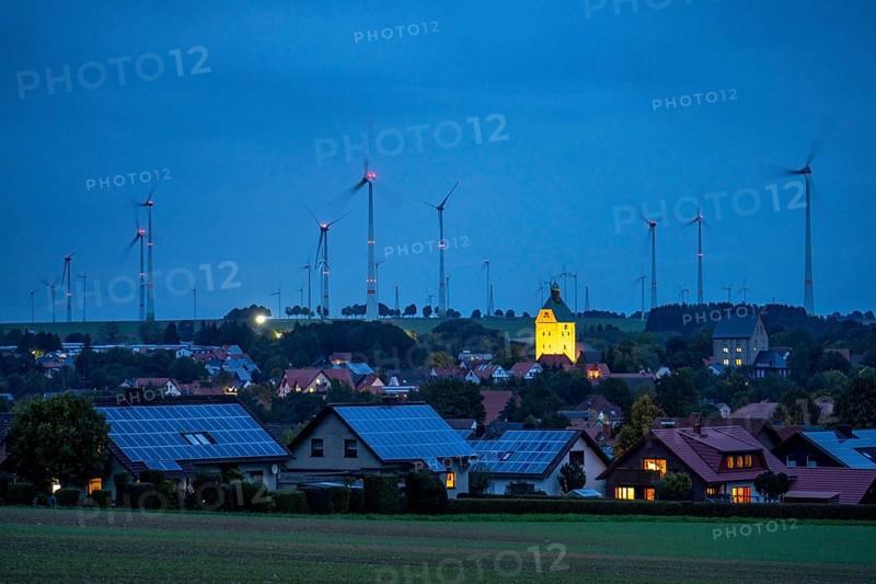 Wind farm above the village of Lichtenau, self-proclaimed energy town, houses with photovoltaic systems on the roofs, Paderborn district, OWL, A North Rhine-Westphalia, Germany, Europe