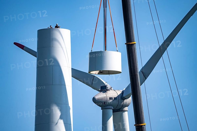 New construction of four Enercon E-160 turbines, repowering of a wind farm near Issum, construction of the tower, 9 older wind turbines from the manufacturer Enercon (E-58 model series) are dismantled, which have been in operation for over two decades, with a total output of 22 megawatts replaced, Lower Rhine, North Rhine-Westphalia, Germany, Europe