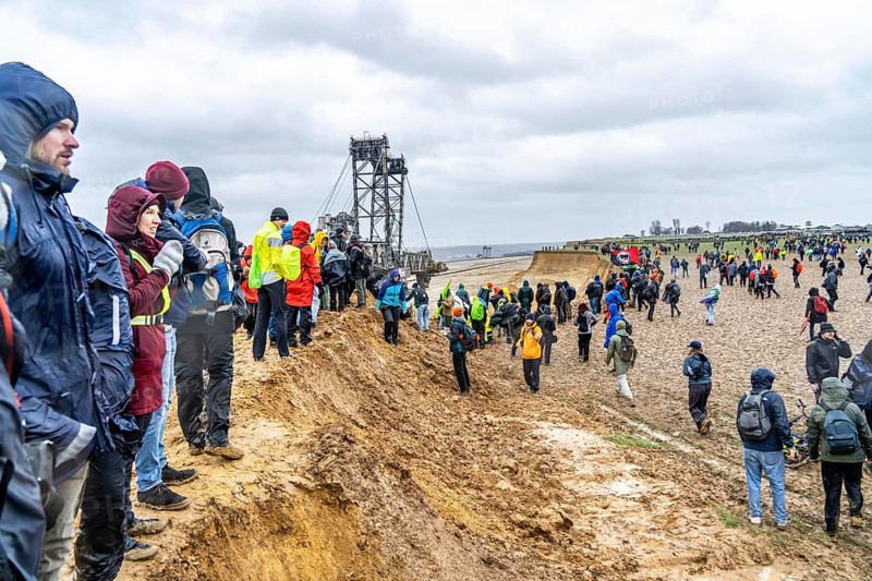 Many thousands of demonstrators march after a demonstration against the demolition of the lignite village of Lützerath, to the edge of the Garzweiler open-cast mine and on to the rest of the village, Lützerah, Erkelenz, North Rhine-Westphalia, Germany, Europe