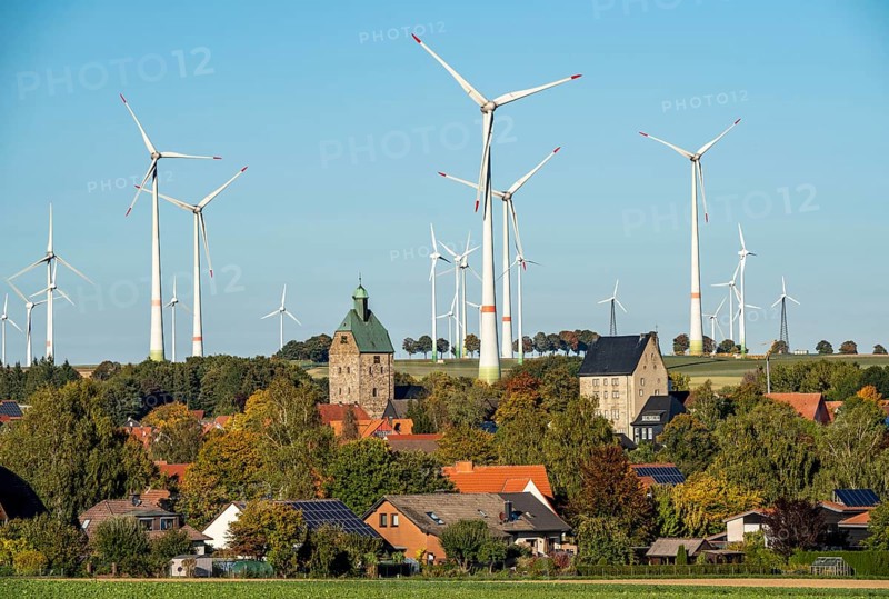 Wind farm above the village of Lichtenau, self-proclaimed energy town, houses with photovoltaic systems on the roofs, Paderborn district, OWL, A North Rhine-Westphalia, Germany, Europe