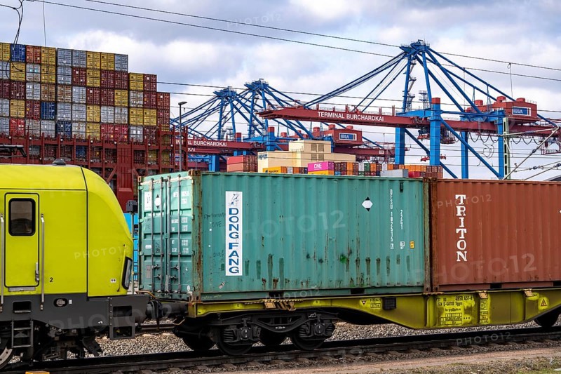 Port of Hamburg, Waltershofer Hafen, container ships, goods train brings and collects freight containers to and from HHLA Container Terminal Burchardkai, Hamburg, Germany, Europe