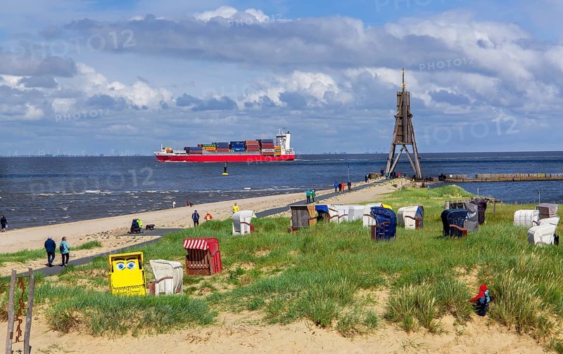 Beach promenade with landmark Kugelbake and container ship in the district of Döse, North Sea spa town of Cuxhaven, North Sea coast, Elbe, Elbe estuary, Lower Saxony, Germany, Europe