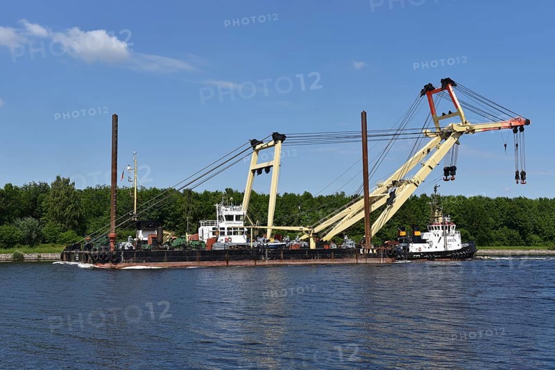 The 600 tonne floating crane, salvage crane, ship crane, crane ship, crane ENAK in the Kiel Canal, Kiel Canal, Schleswig-Holstein, Germany, Europe