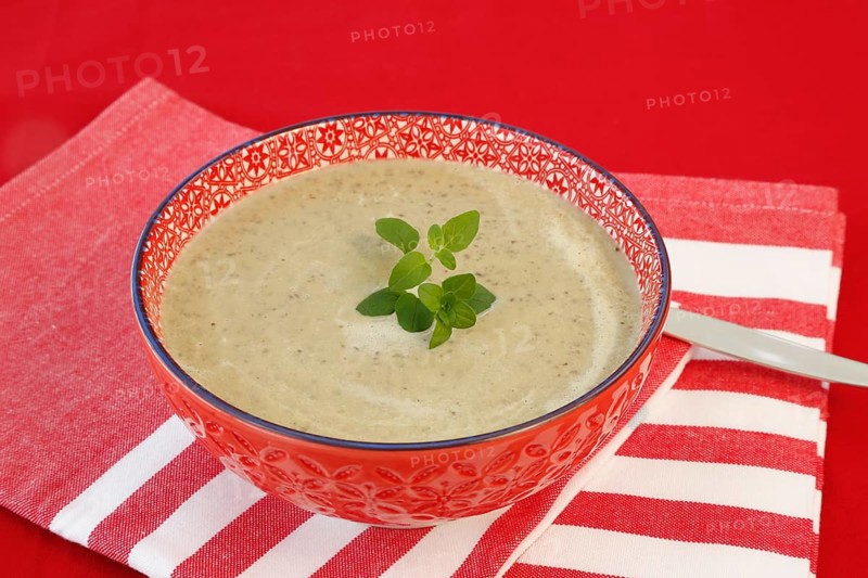 Swabian cuisine, Alblinsen chestnut soup, healthy, vegetarian, regional, soup served in a bowl with herbs, home cooking, typical Swabian, traditional cuisine reinterpreted, food photography, studio, Germany, Europe