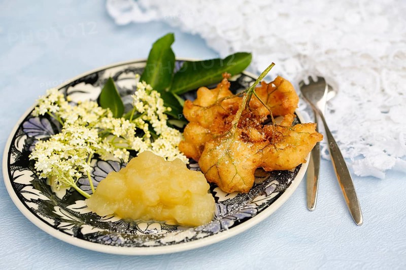 Swabian cuisine, elderberry cakes with apple sauce, Hollerkiacherl, elderflowers in pastry, dessert, dessert, fat baked, served on a plate, grandmother's kitchen, regional, home cooking, typical Swabian, classic recipe, traditional cuisine, food photography, studio, Germany, Europe