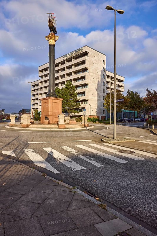 Flat hotel, granite column with metal sculpture of a cog, roundabout between the streets Borstelmannsweg and Süderstraße, Free and Hanseatic City of Hamburg, Hanseatic city, independent city, federal state of Hamburg, Germany, Europe