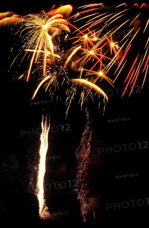 New Year's Eve fireworks, vivid fireworks in the night sky with golden, yellow and red streaks of light and sparks, many fireworks, rockets, New Year's Eve rockets in the dark, sparkling trails of light in the dark sky, stars, star-shaped, shining lights, pyrotechnics, Germany, Europe