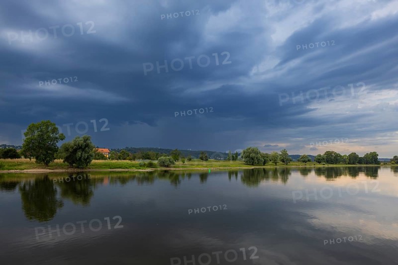 Thunderstorm front builds up over Radebeul on the banks of the Elbe, Radebeul, Radebeul, Saxony, Germany, Europe