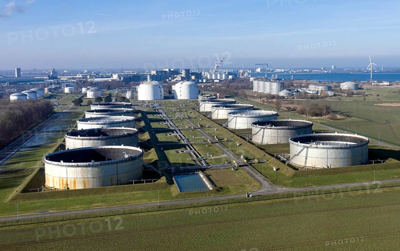 Tanks filled with crude oil at Ölhafen Rostock GmbH, EUROPORTS. The PCK refinery in Schwedt is supplied with crude oil from here via a pipeline, Rostock, 08/02/2023
