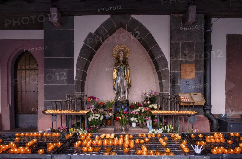 Marienaltar, candle donation, altar candles, votive candles, candles, inner courtyard, Church of Our Dear Lady, monastery church, Frankfurt am Main, Hesse, Germany, Europe