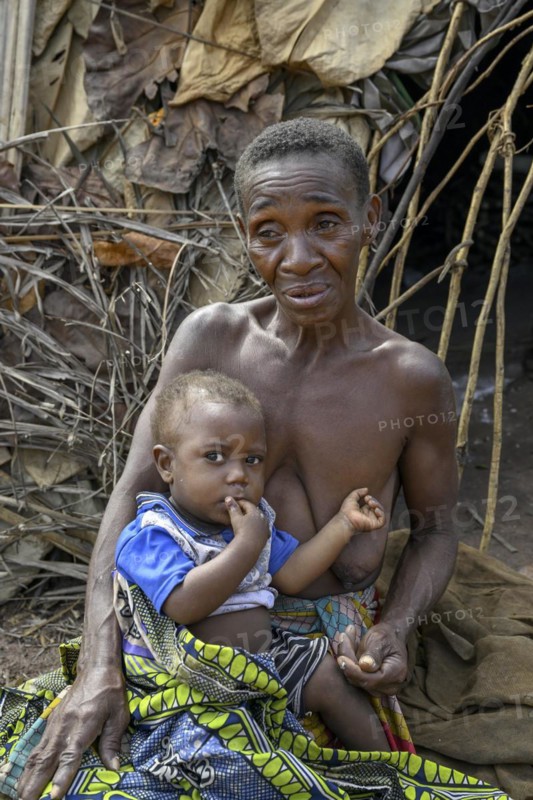 Pygmy woman of the Baka or BaAka people with her child in front of her hut, Bayanga, Sangha-Mbaéré Prefecture, Central African Republic, Africa