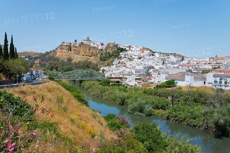 Small town with white houses on a hill, crossed by a river, surrounded by nature, Arcos de la Frontera, Guadalete River, Cadiz province, Cadiz, Andalusia, Spain, Europe