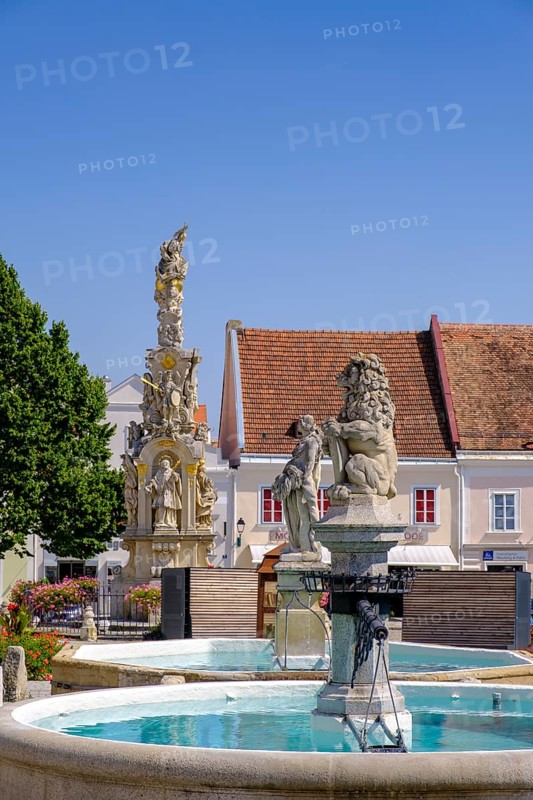 Fountain and Holy Trinity Column, main square, Retz, Weinviertel, Lower Austria, Austria, Europe
