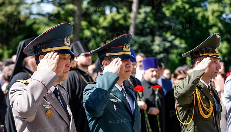 Russian officers salute at the Soviet memorial on Straße des 17. Juni to commemorate the Soviet soldiers who died during the Second World War, Berlin, 09.05.2024. On May 1945, Germany surrendered and the Second World War ended in Europe. In Russia, Remembrance Day is celebrated on 9 May, Berlin, Berlin, Germany, Europe
