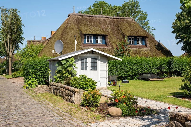 Garden house in front of Frisian house, thatched roof house, Alkersum, Föhr, North Sea island, North Frisia, Schleswig-Holstein, Germany, Europe