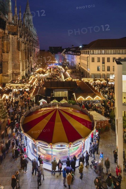 Christmas market in front of the cathedral on Münsterplatz, Ulm, Baden-Württemberg, Upper Swabia, Germany, Ulm, Baden-Württemberg, Germany, Europe