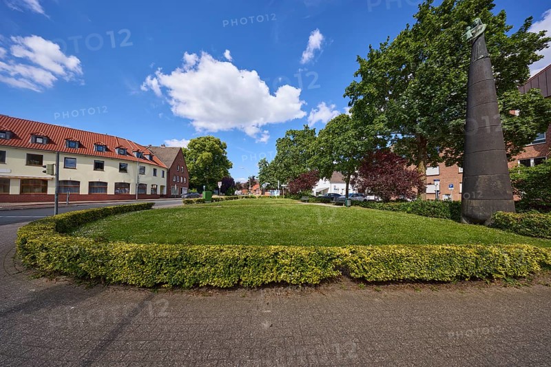 Small green area with Marian column in Dülmen, Münsterland, Coesfeld district, North Rhine-Westphalia, Germany, Europe