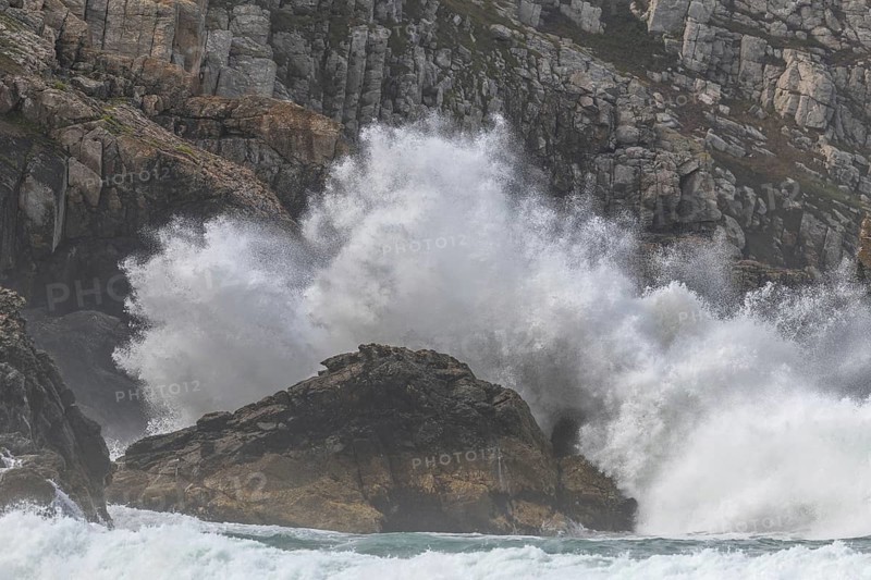 Large waves of the Atlantic Ocean crash against the rocks of a cliff. Camaret sur mer, Crozon, Finistere, Brittany, France, Europe