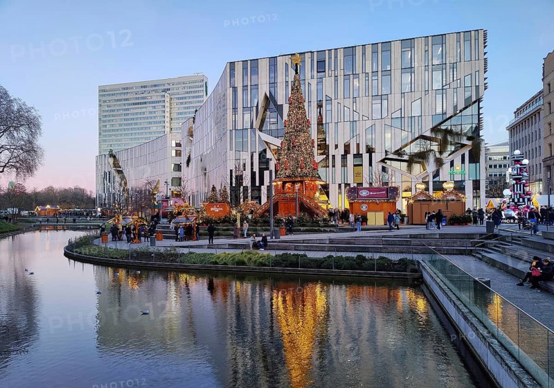 Dreischeibenhaus and Christmas market in front of the Koe-Bogen by architect Daniel Libeskind, Düsseldorf, North Rhine-Westphalia, Germany, Europe