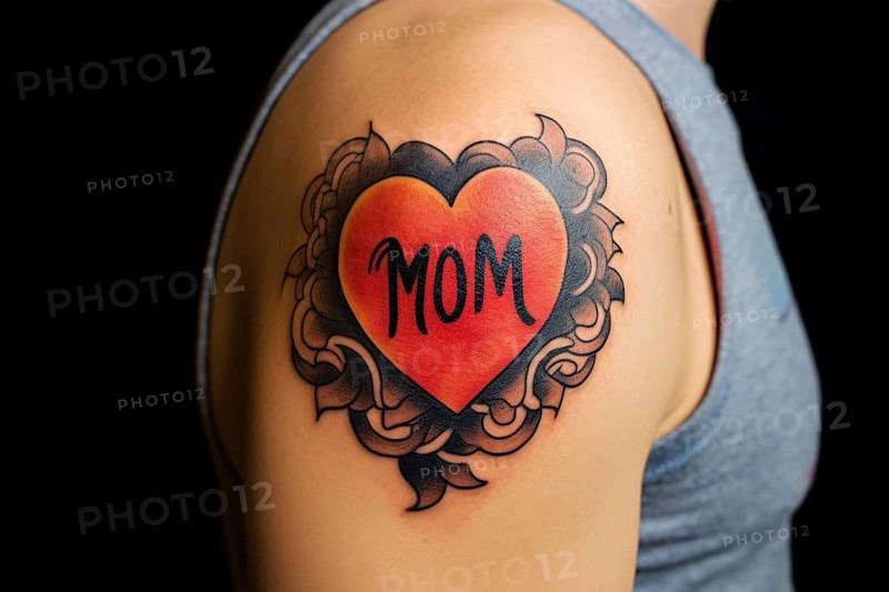 Heart with word MOM tattooed on man's upper arm. KI generiert, generiert AI generated