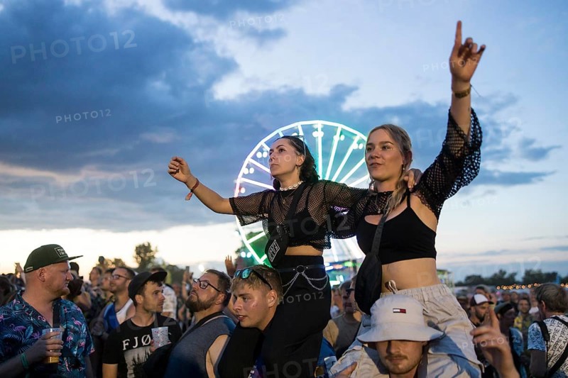 Festival visitors celebrate on shoulders during Ski Aggu's performance in front of the Ferris wheel at the Highfield Festival on Saturday, Störmthaler See, 17/08/2023