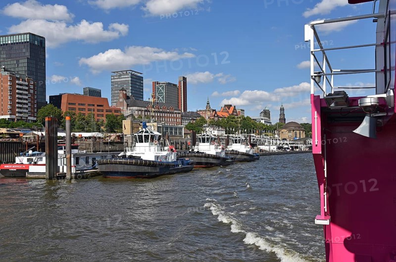 Europe, Germany, Hanseatic City of Hamburg, Harbour, Elbe, At the St. Pauli Landungsbrücken, Harbour cruise, Harbour tugboat at the jetty, Skyline, Europe