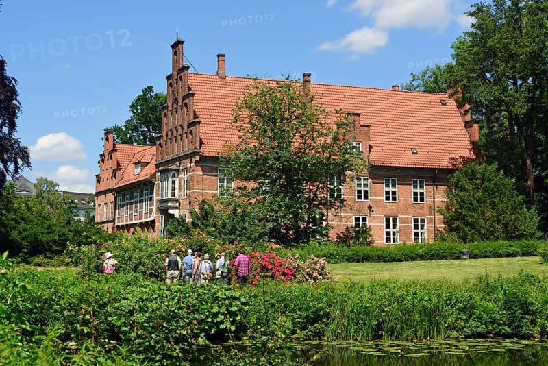 Europe, Germany, Hamburg, Bergedorf district, Bergedorf Castle from the 17th century, only castle in Hamburg, castle park, pond, group of visitors, Europe