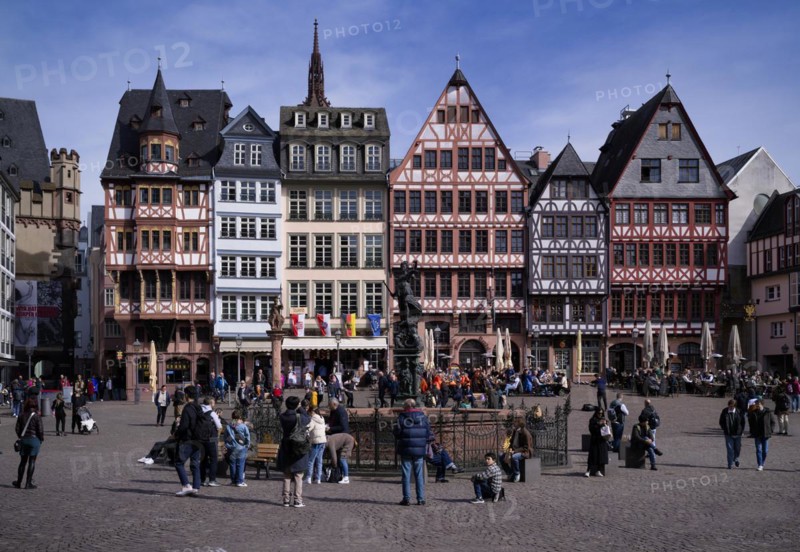 Römerberg, lively, with Fountain of Justice, Justitiabbrunnen and Ostzeile, half-timbered houses, Old Town, Frankfurt am Main, Hesse, Germany, Europe