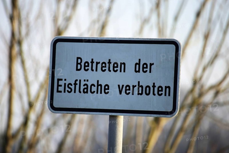 Warning sign: Entering the ice ring prohibited (German warning sign: Entering the ice ring prohibited)