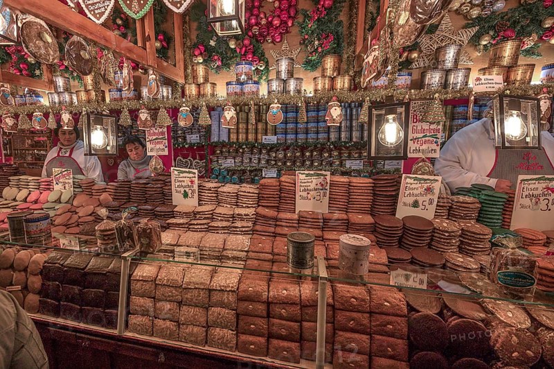 Gingerbread stand at the Christkindlesmarkt, Nuremberg, Middle Franconia, Bavaria, Germany, Europe