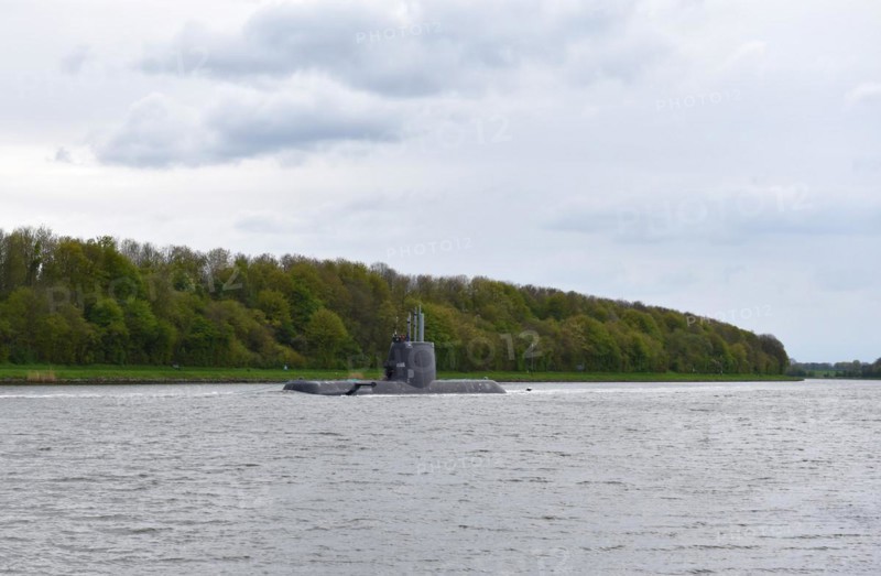 Warship, submarine, submarine TKMS Submarine 01 sailing in the Kiel Canal, Kiel Canal, Schleswig-Holstein, Germany, Europe