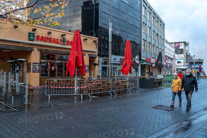 The Bermuda3eck in the city centre of Bochum, entertainment district, pub district, with over 80 gastronomic establishments, nightlife district, totally empty during the 2nd Corona Lockdown, most establishments are closed, some have take away Seibre, Bochum, North Rhine-Westphalia, Germany, Europe
