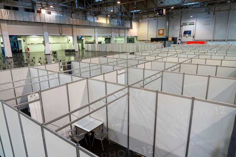 Construction of a vaccination centre for corona vaccinations, in a hall at Messe Essen, by the city, the fire brigade and various aid organisations, construction of 12 vaccination lines for daily vaccination of up to 2, 400 people, operated by the North Rhine-Westphalia Association of Statutory Health Insurance Physicians, vaccination booths for the 12 vaccination lines