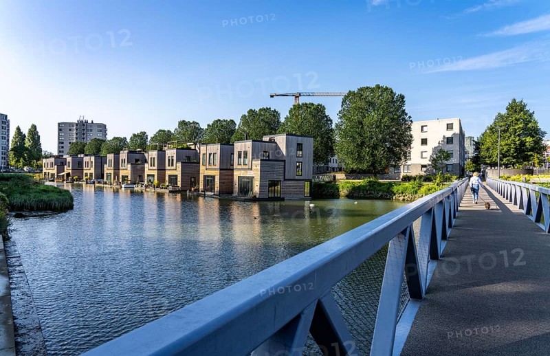 18 Floating residential buildings Havenlofts Nassauhaven, energy-neutral, solar cells, heat from biomass, timber construction, own wastewater treatment, floating residential street, pilot project tidal park, in the Feijenoord district, Rotterdam, Netherlands