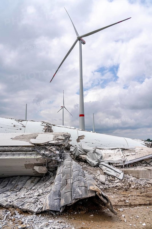 Demolished tower of a 20 year old wind turbine, in the Werl wind farm, 5 old Enercon E-66 turbines are demolished, 2 new Siemens SG6.6-170 wind turbines replace them, the 2 new wind turbines produce twice as much energy, 12 MW power, as the 5 old wind turbines, called repowering, demolition work, Werl, North Rhine-Westphalia, Germany, Europe