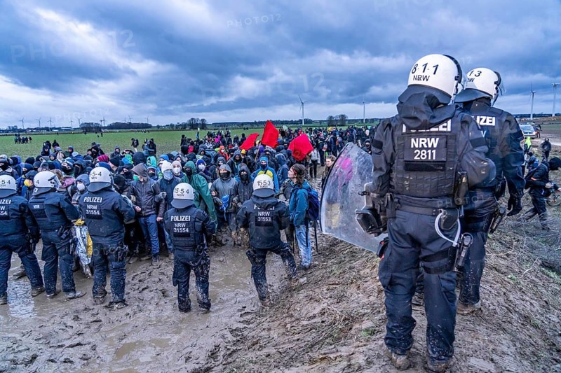 Violent clashes between thousands of demonstrators and the police, after a demonstration against the demolition of the brown coal village of Lützerath, the demonstration participants try to get to the rest of the village, Lützerah, and storm it, the police prevent this with a large contingent of forces, Erkelenz, North Rhine-Westphalia, Germany, Europe