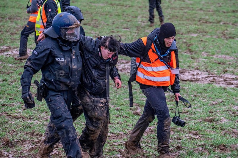 Violent clashes between thousands of demonstrators and the police, after a demonstration against the demolition of the brown coal village of Lützerath, the demonstration participants try to get to the rest of the village, Lützerah, and storm it, the police prevent this with a large contingent of forces, Erkelenz, North Rhine-Westphalia, Germany, Europe